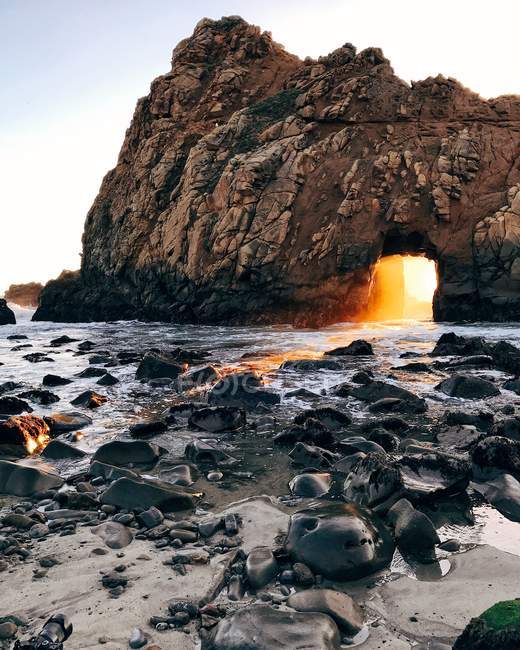 Scenic view of Keyhole Rock at Pfeiffer Beach, Big Sur, California, America, USA — Stock Photo