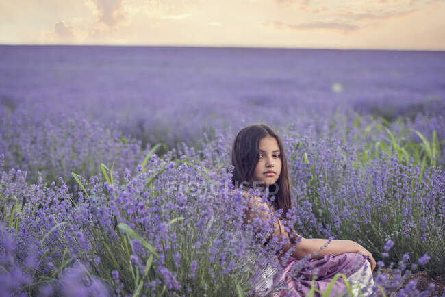 Mädchen sitzt in einem Lavendelfeld, Stara Zagora, Bulgarien — Stockfoto