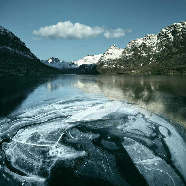 Vista panorámica del lago en Lofoten, Noruega - foto de stock