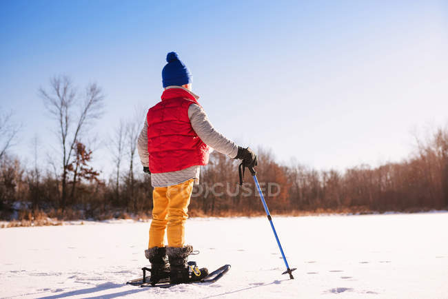 Junge draußen beim Schneeschuhwandern — Stockfoto