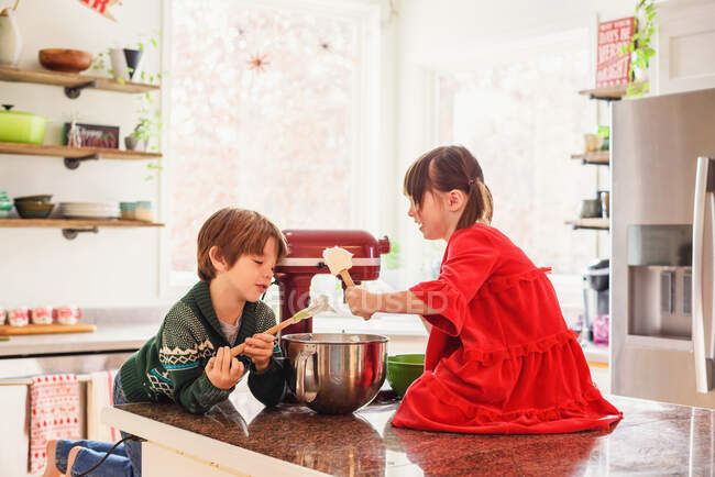 Два ребенка пекут печенье — стоковое фото