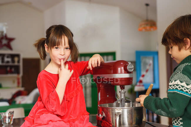 Zwei Kinder backen Plätzchen in Küche — Stockfoto