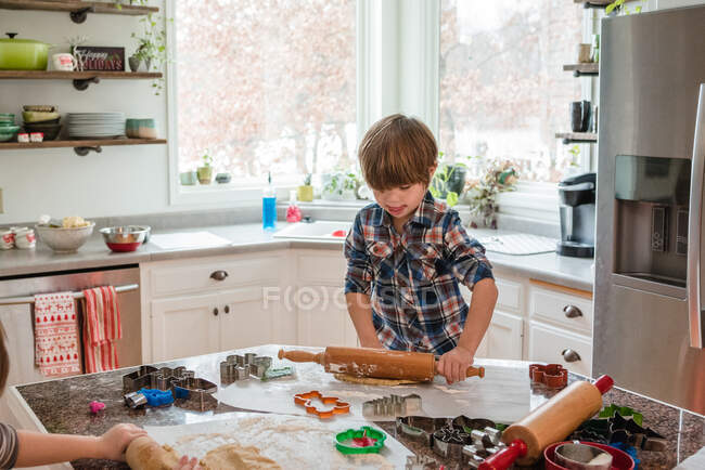 Junge backt Weihnachtsplätzchen — Stockfoto