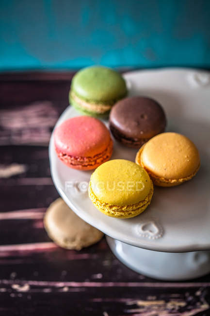 Macarons sur un stand de gâteau, vue rapprochée — Photo de stock