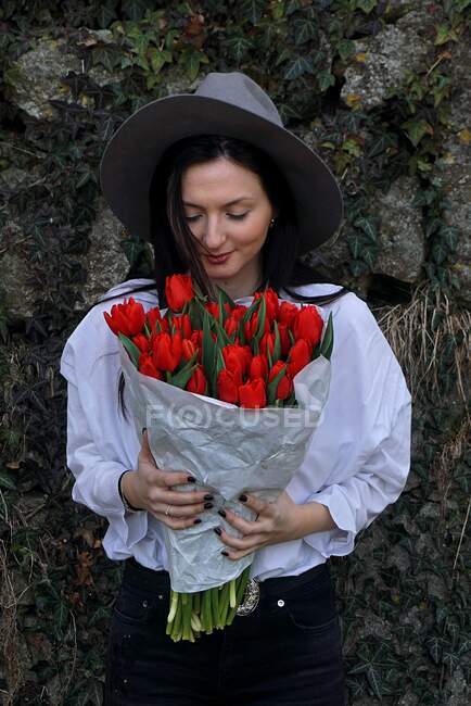 Frau mit Strauß Tulpenblumen — Stockfoto