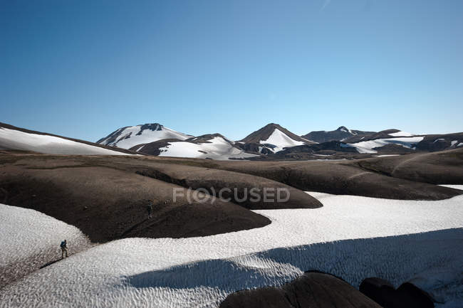 Vista lejana del hombre en el sendero Laugavegur, Islandia - foto de stock