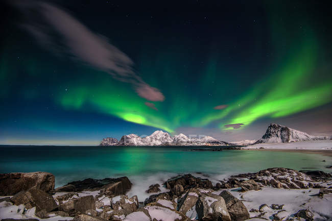 Vista panorámica de las majestuosas auroras boreales, Flakstad, Islas Lofoten, Noruega - foto de stock