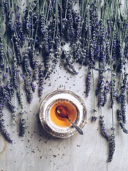 Tasse de thé avec fleurs de lavande — Photo de stock