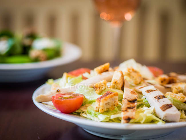 Hühnchen-Cäsar-Salat auf Teller, Nahaufnahme — Stockfoto