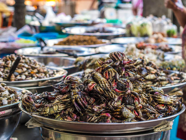 Крупним планом вид на азіатську вуличну їжу на столі — стокове фото