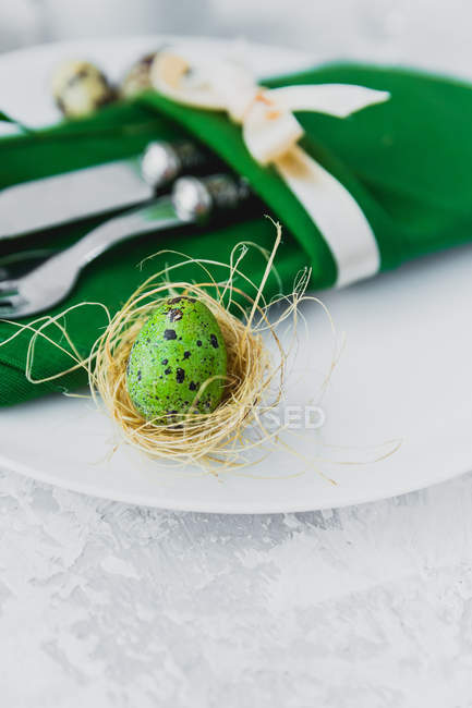 Easter place setting with green napkin — Stock Photo