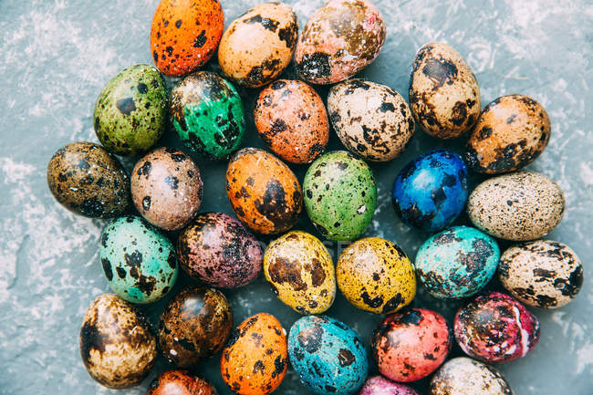 Gros plan des œufs de Pâques multicolores sur fond altéré — Photo de stock