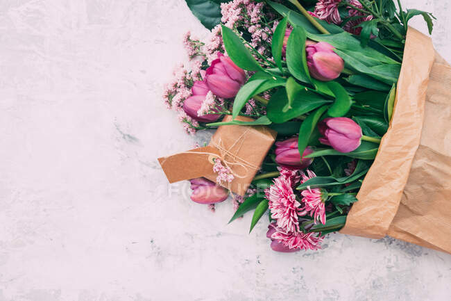 Flores de tulipanes con caja de regalo envuelta - foto de stock