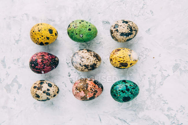 Uova di Pasqua multicolore su sfondo intemperie — Foto stock