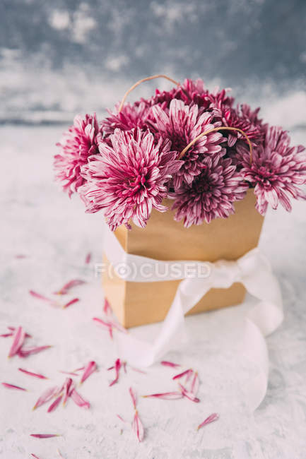 Close-up vista de flores cor de rosa em um saco de papel — Fotografia de Stock