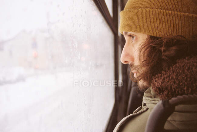 Homme assis dans un bus regardant par la fenêtre, Bucarest, Roumanie — Photo de stock