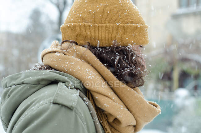 Вид сбоку на человека со снегом в волосах — стоковое фото