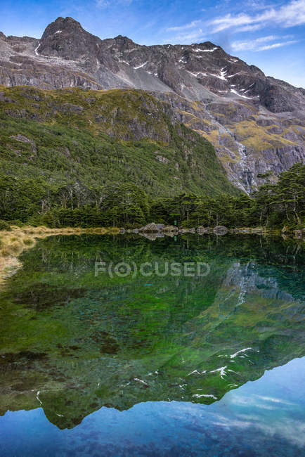 Живописный вид на Голубое озеро и хребет Франклин, Национальный парк Нельсон Лейкс, Новая Зеландия — стоковое фото