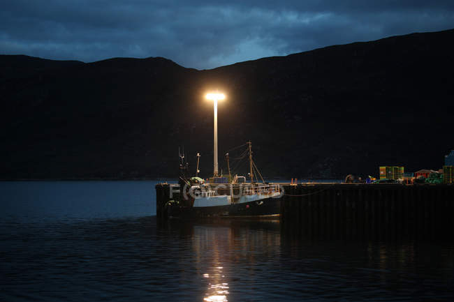 Fishing boat moored at pier, Ullapool, Scotland, UK — Foto stock