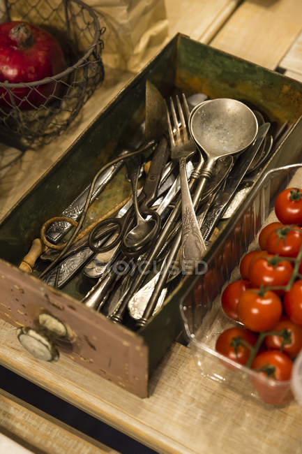 Draw with vintage cutlery and tomatoes — Stock Photo