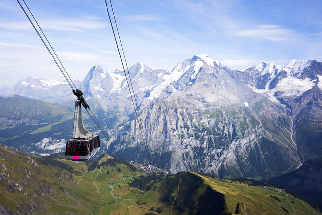 Vue panoramique du téléphérique de Schilthorn, Berne, Suisse — Photo de stock