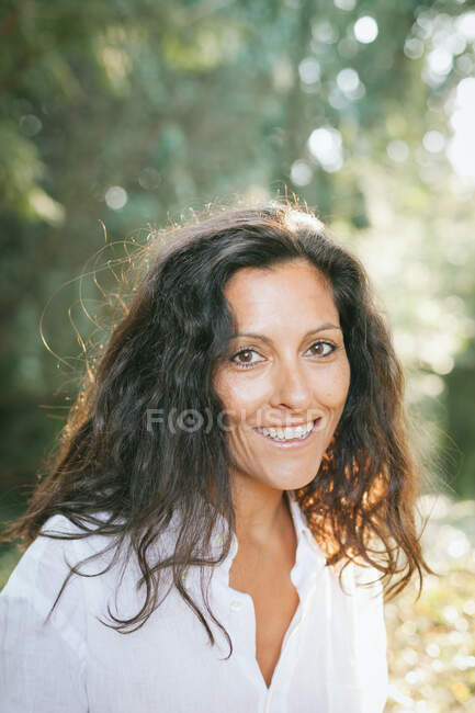 Портрет улыбающейся женщины на естественном фоне — стоковое фото