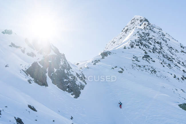 Лыжник, поднимающийся по крутому склону, Тироль, Австрия — стоковое фото
