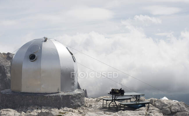 Igloo и скамейка над облаками, Picos de Europa, Cantfa, Asturias, Spain — стоковое фото