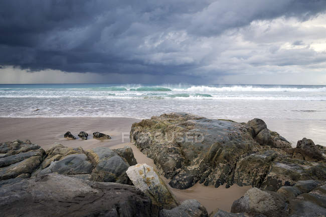 Vue panoramique sur la plage vide, plage de Los Lances, Tarifa, Cadix, Andalousie, Espagne — Photo de stock