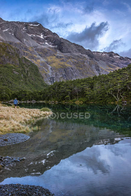 Mann wandert durch blauen See, Nelson-Seen-Nationalpark, Neuseeland — Stockfoto