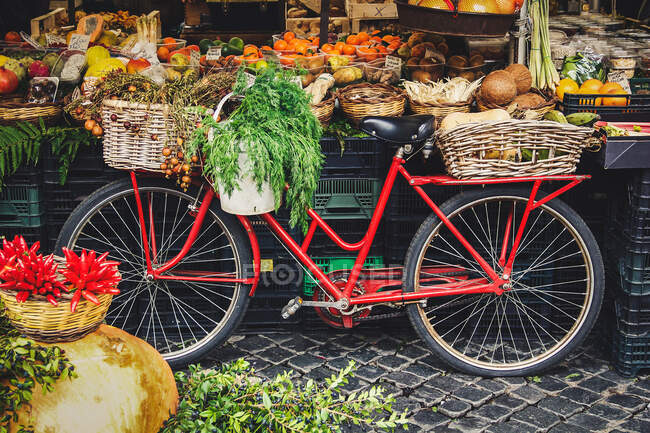 Expositor de bicicletas en un mercado - foto de stock