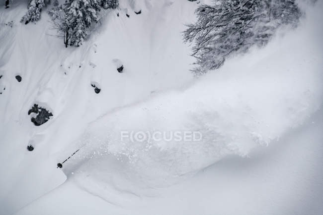 Homem esquiando em neve profunda em pó, Gosau, Gmunden, Áustria — Fotografia de Stock