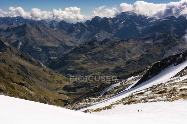 Vista lejana de dos personas senderismo, Viñedos, Pirineos, Francia - foto de stock
