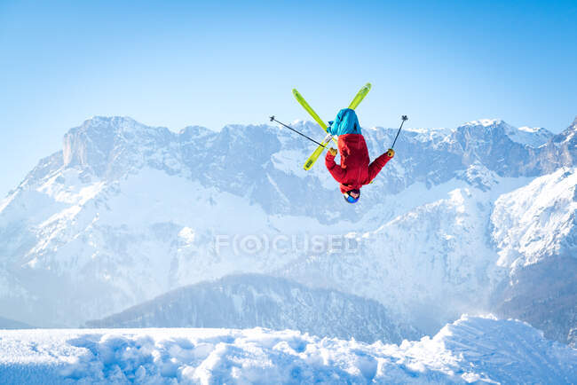 Hombre realizando un Backflip Ski Jump, Salzburgo, Austria - foto de stock