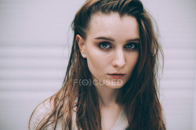 Porträt der schönen jungen Frau auf hellem Hintergrund — Stockfoto