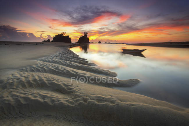 Barca ormeggiata in laguna, Kemasik Beach, Terengganu, Malesia — Foto stock