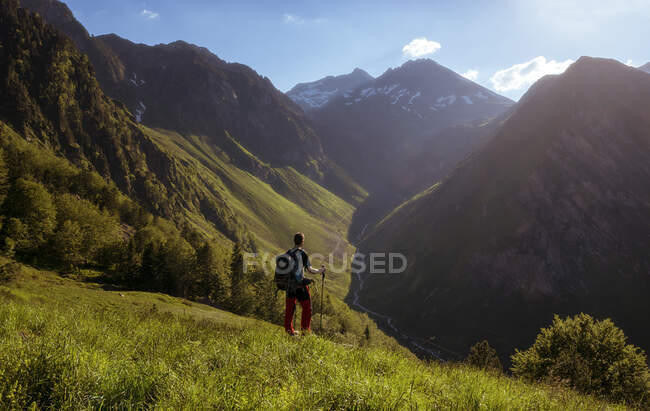 Man hiking, Valley of Ilheou, Pyrenees, France — Stock Photo