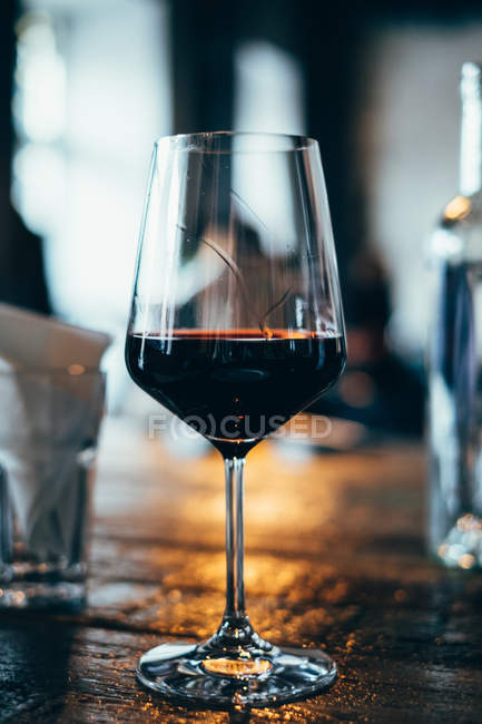 Primo piano vista del bicchiere di vino rosso in un ristorante — Foto stock