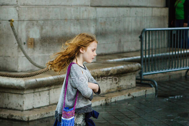 Ragazza che cammina lungo la strada, Parigi, Francia — Foto stock