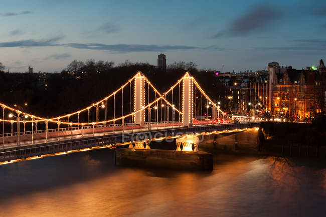Vista aérea de Chelsea Bridge por la noche, Londres, Reino Unido - foto de stock