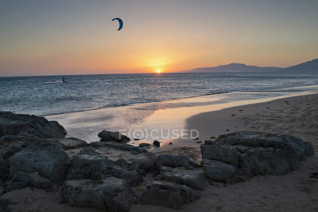 Silhouette des Menschen Kitesurfen, los lances Strand, Spanien — Stockfoto