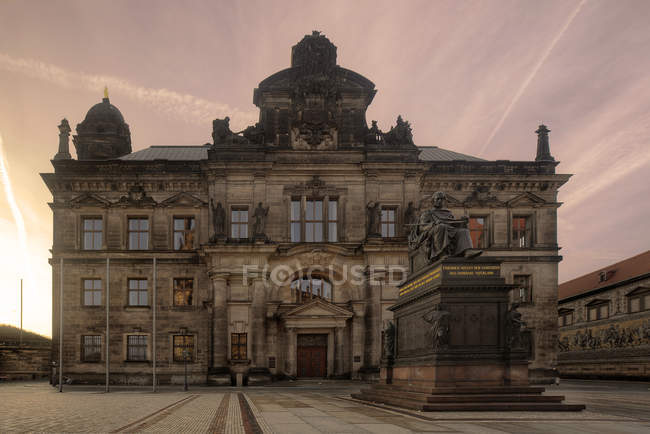 Malerischer Blick auf den Sonnenaufgang mit dem Oberlandesgericht Dresden, Sachsen — Stockfoto