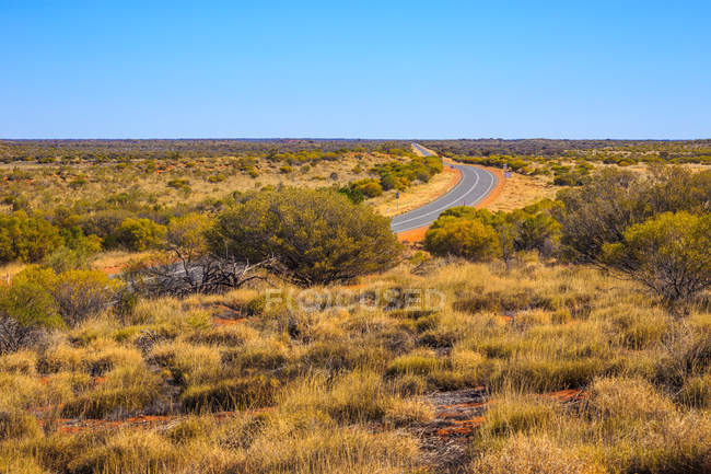 Straße durch Wüste, nördliches Territorium, Australien — Stockfoto