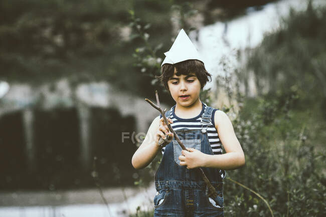 Ritratto ravvicinato di Boy che gioca vicino a un fiume — Foto stock