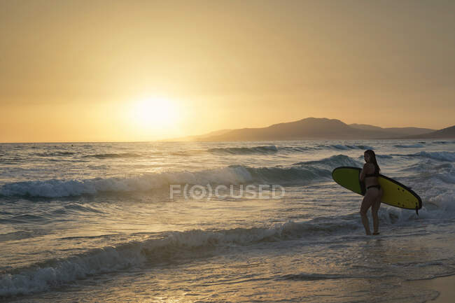Силует жінки з серфінгом, пляж Лос Ланс, Таріфа, Кадіс, Андалусія, Іспанія. — стокове фото