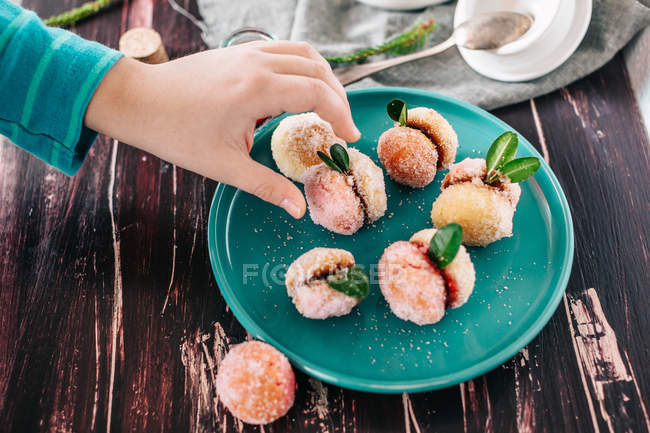 Junge Hand nimmt hausgemachte süße Kekse mit Marmelade — Stockfoto