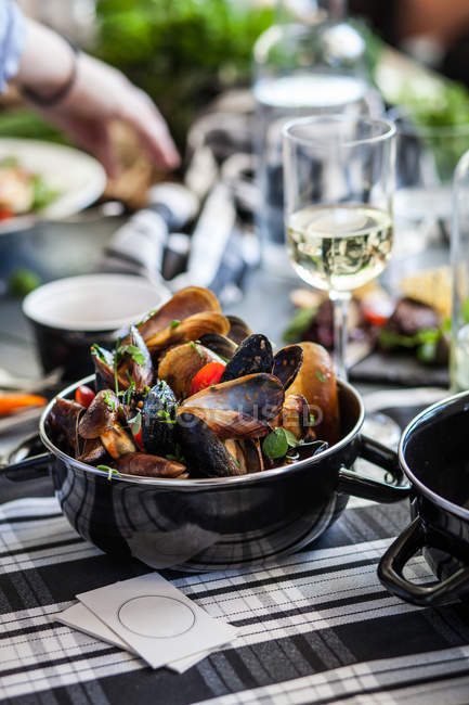 Closeup view of Mussels and white wine — Stock Photo