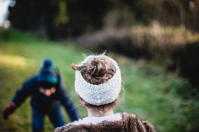Вид на мальчика и девочку, играющих в лесу, Ирландия — стоковое фото