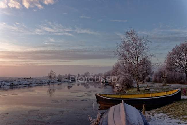 Vista panorâmica de Barcos por um rio, Oldersum, Alemanha — Fotografia de Stock