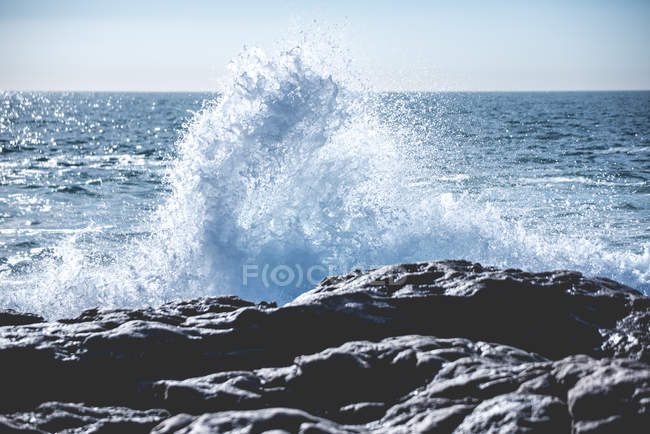 Wave breaking on rocks, Marselha, Provence-Alpes-Cote d 'Azur, França — Fotografia de Stock
